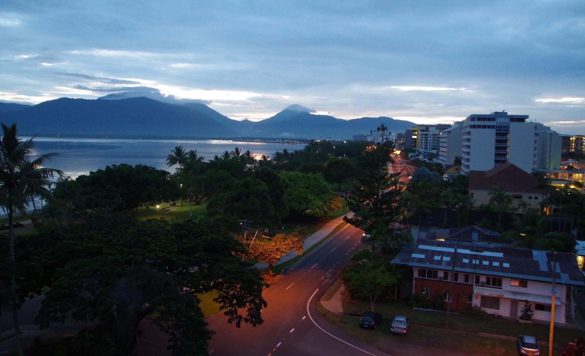 Coral Towers Holiday Suites Cairns Ngoại thất bức ảnh